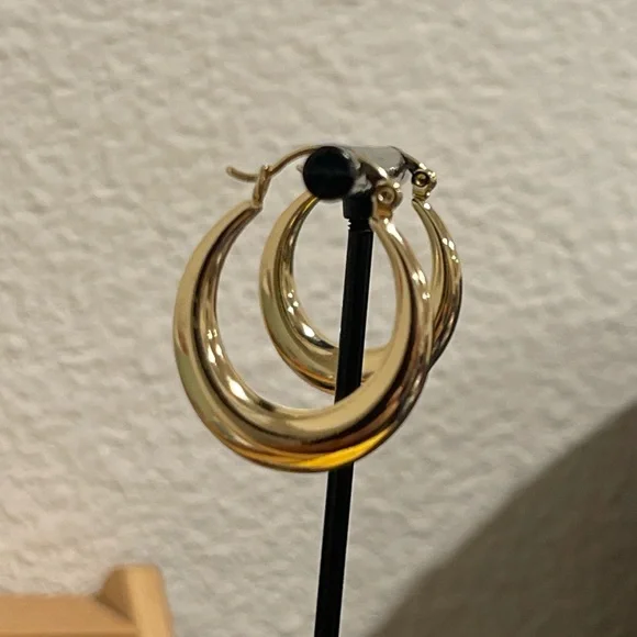 Elegant 14k Gold Plated Hoop Earrings - Picture 2 of 4